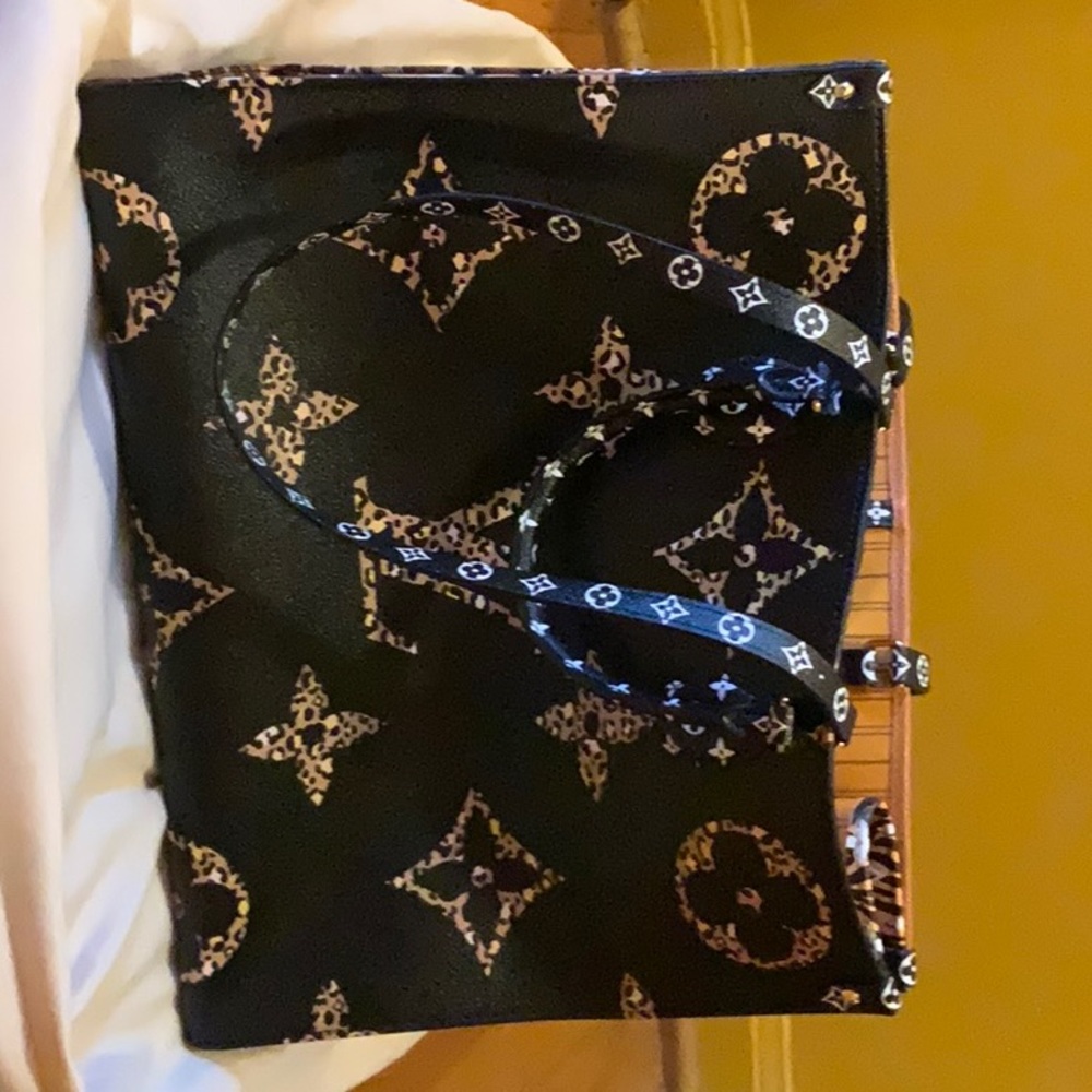 Louis Vuitton Limited Edition. From Nicolas Ghesquière's FW19 Jungle collection - Picture 3 of 10